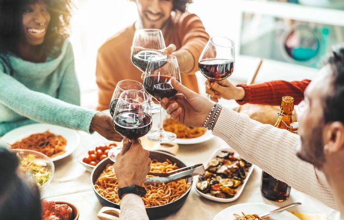 amigos tomando vinhos para acompanhar massas