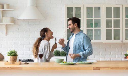 Duas Pessoas Ouvindo Música E Tomando Vinho