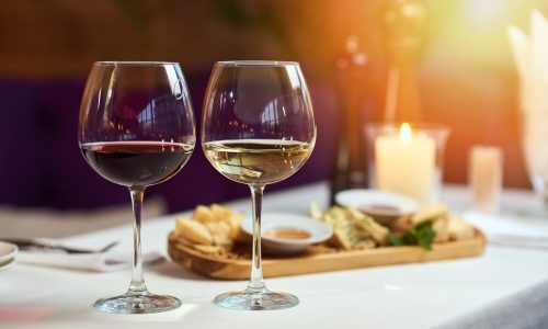 Duas Taças De Vinho Branco E Tinto