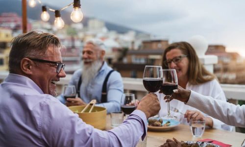 Pessoas Brindando Com Vinho