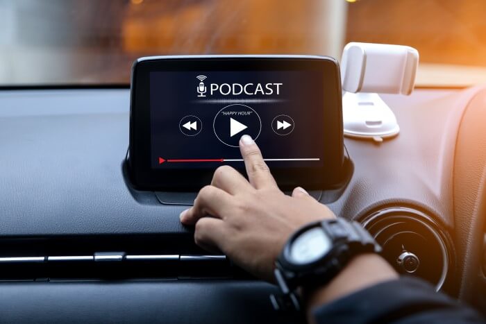 Podcast sendo tocado em um carro