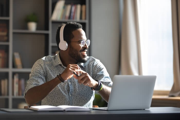 Homem ouvindo podcast sobre vinhos