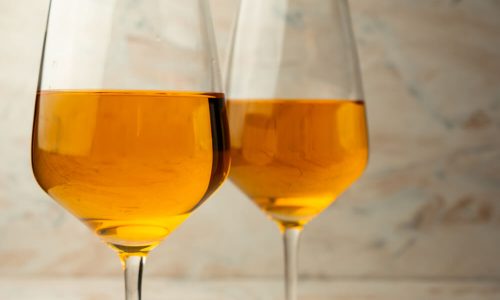 Duas Taças Com Vinho Laranja.