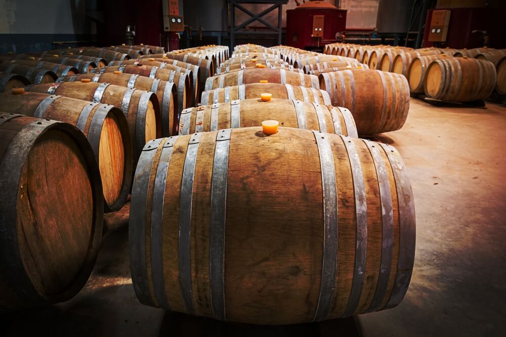 Barris de carvalho em uma vinícola.