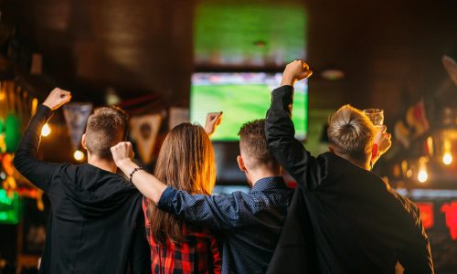 Imagem De Pessoas Assistindo A Copa.