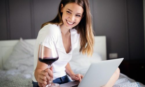 Mulher Tomando Vinho Comprado No Dia Do Consumidor