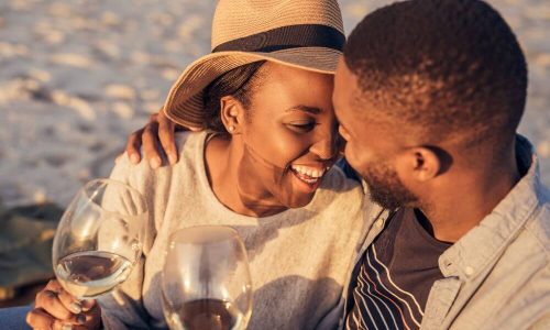 Casal Sorrindo Comemorando Com Vinho O Dia Dos Namorados