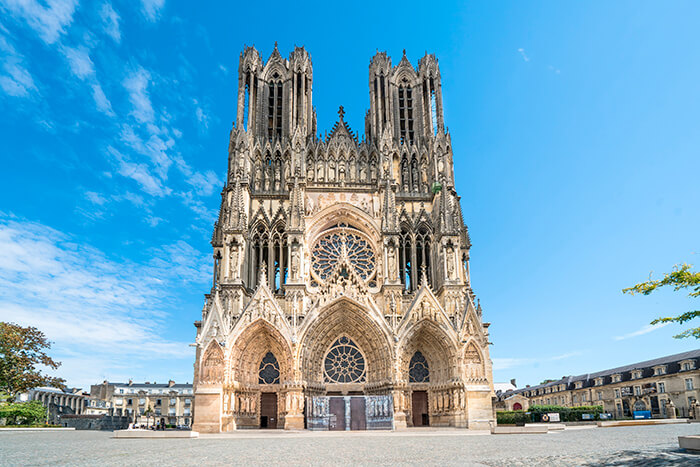 Catedral de Reims, na região de Champagne, produtora de vinhos da França 