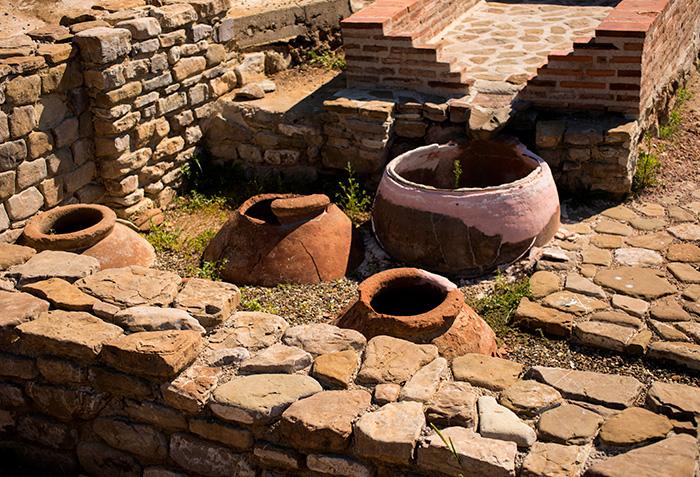 recipientes de barro, ânforas, na geórgia, usados na produção de vinhos