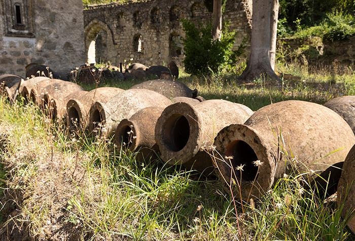 recipientes de barro, os chamados qvevris, utilizados na Geórgia para a produção dos primeiros vinhos