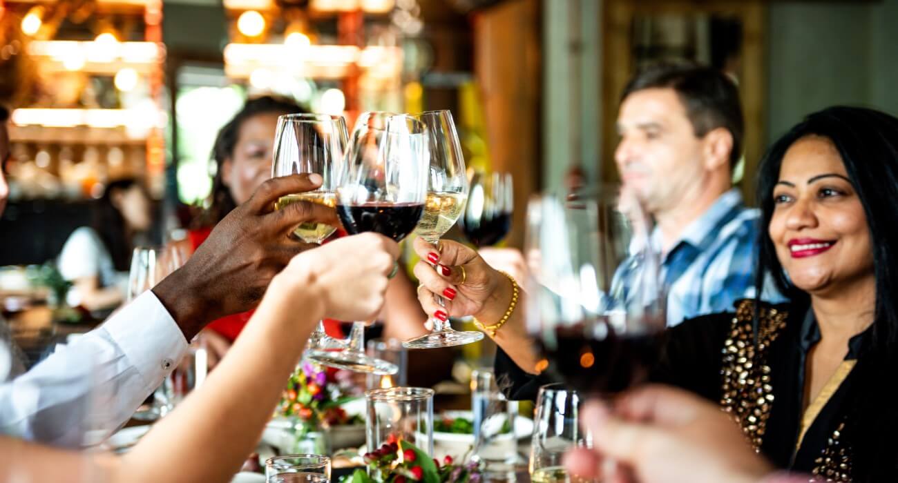 Pessoas Brindam Com Vinho No Natal.